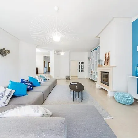 Sleeps 10 With Pool Air Con And Wifi
