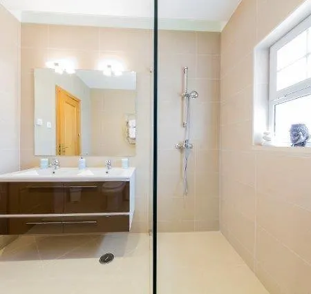 Sleeps 10 With Pool Air Con And Wifi