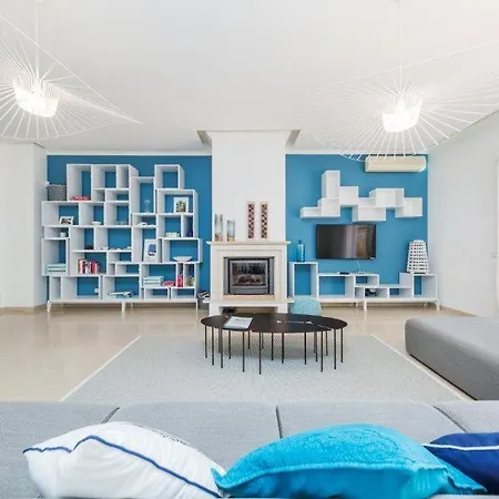 Sleeps 10 With Pool Air Con And Wifi فيلة *