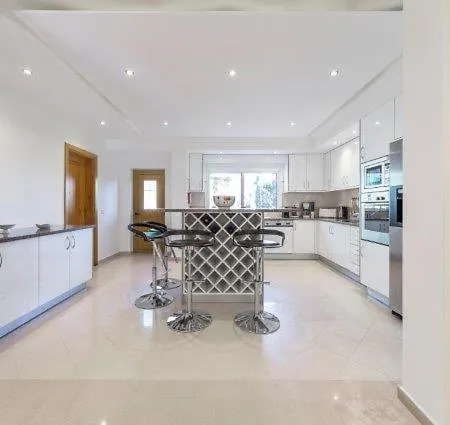 Sleeps 10 With Pool Air Con And Wifi فيلة