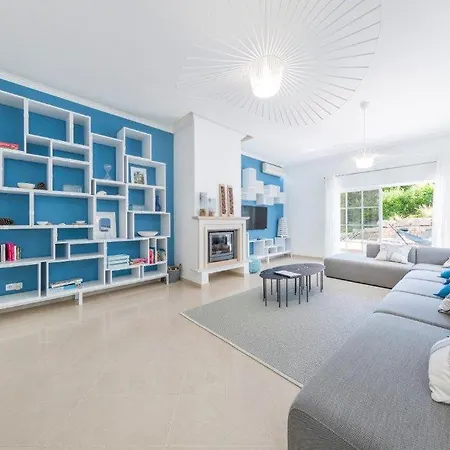Sleeps 10 With Pool Air Con And Wifi فيلة